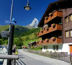 V městečku Zermatt jdeme po značené cestě Tour du Cervin