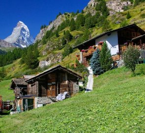 V městečku Zermatt jdeme po značené cestě Tour du Cervin