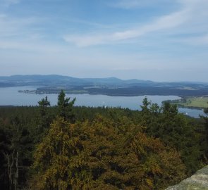 Vodní nádrž Lipno na Šumavě z Vítkova kamene