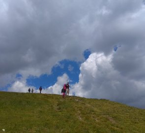 Sestup z vrcholu Rinsennock po jižním opyši.