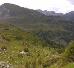 Pohled ze SZ svahu hory Rinsennock na horu Gregerlnock (2296 m.n.m.)