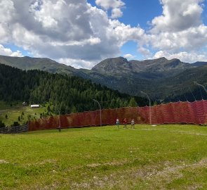 Pohled ze sjezdovky Turracher Hoehe na  vrcholy Stangnock (2316 m.n.m.) a Koenigstuhl (2336 m.n.m.); vlevo vrchol Gregerlnock (2296 m.n.m.)