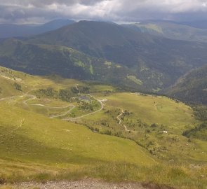 Pohled z vrcholu na východ na silnici Nockalmstrasse a vrchol Rinsennock