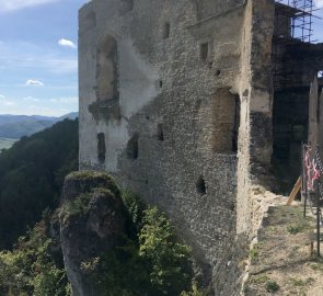 Zřícenina je rozlehlá a nabízí nádherné výhledy