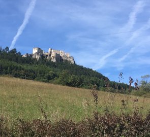 Pohled na hrad Lietava ze silnice