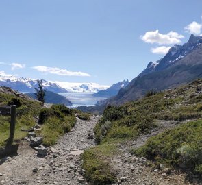 First view of the glacier and Grey Lake