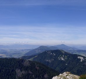 Výhled z Biele skaly na Choč (vzadu uprotřed), Nízké Tatry (vlevo) a Malou Fatru (vpravo)