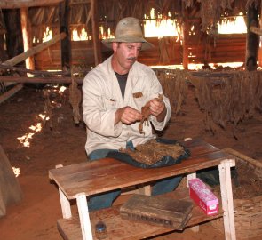 Místní farmář Vám za menší úplatek rád udělá pár doutníků