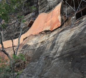 Pohled na část původní cesty na vrchol Lví skály - Sigiriya na Sri Lance