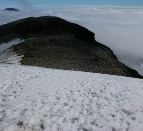 Na ledovci Styggebreen kousek pod vrcholem Galdhopiggenu - pohled zpět dolů