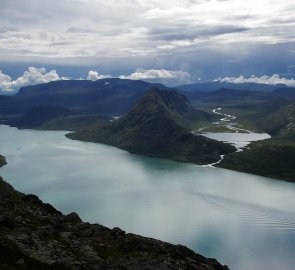 Pohled přes jezero Gjende na jezero Ovre Leirungen a vlevo horu Knutshoe 1 517 m n. m.