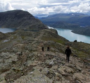 Vlevo jezero Bessvatnet a začínající hřeben k hoře Veslfjellet 1 743 m n. m.