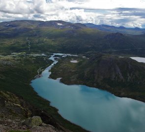 Jezero Gjende a vesnice Gjendesheim z vrcholu hory Veslfjellet 1 743 m n. m.