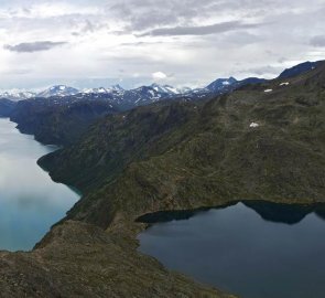 Vpravo jezero Bessvatnet, vlevo pak dlouhé jezero Gjende