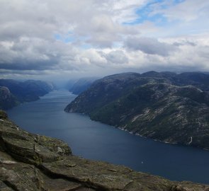 Výhled na Lysefjord z Preikestolenu