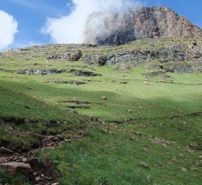 Cesta k vrcholu náhorní plošiny Sentinel Peak v Dračích horách (Drakensberg)