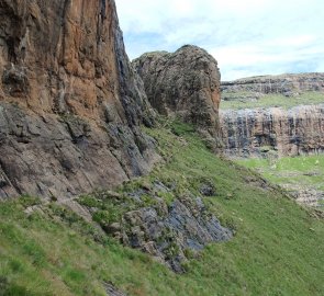 Drakensberg - úzká cesta pod vrcholem Sentinel Peak v Dračích horách