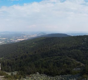 Pohled na Liberec a část Ještědsko-kozákovského hřbetu