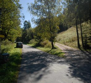 Začátek výstupu, značka vede doprava na lesní cestu