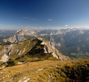 Pohled při návratu ze sedla na Hochschwab a hřeben, po kterém vede stezka