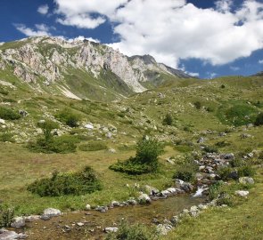 Masiv hory Velký Korab s potůčkem, který nás zásoboval vodou