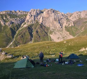 Setting up tents under Korab