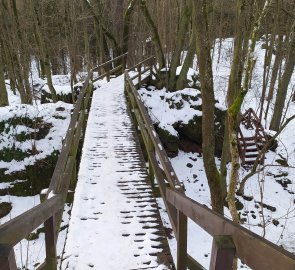 Dřevěný mostek na zříceninu