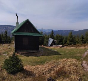 Krásně situovaná Sněžná chata pod Králickým Sněžníkem