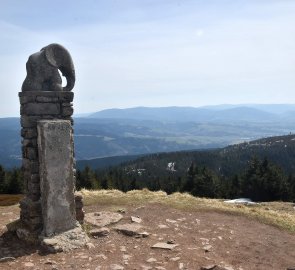 Socha Slůněte a hřeben Jeseníků