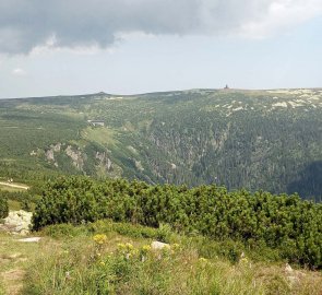 View of Labská bouda and the Vysoka pláň