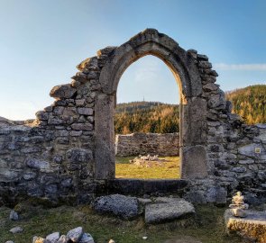 Pohled skrz bývalý vchod do kostela na rozhlednu Krudum