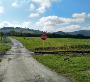 Cesta přes železnici k rozhledně