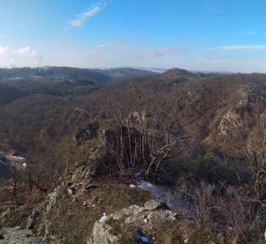 Výhled na údolí Oslavy a Chvojnice, na horizontu Dukovany