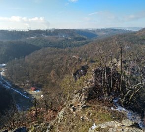 Výhled na údolí Oslavy a Chvojnice, na horizontu Dukovany