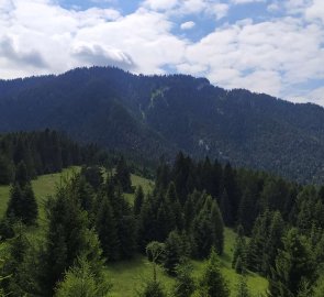 Z vrcholu Javorovice 1 062 m n. m. se otevřel výhled na Poludnicu  1 548 m n. m.