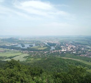 Pohled směrem na Litoměřice, v dáli je hora Říp