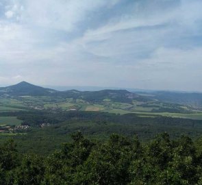 Panoramatický pohled na České středohoří a údolí Labe