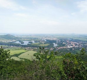 Pohled z vyhlídky směrem na Lovosice