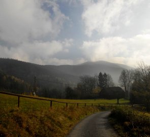 Lysá hora, mraky se stále drží na vrcholu