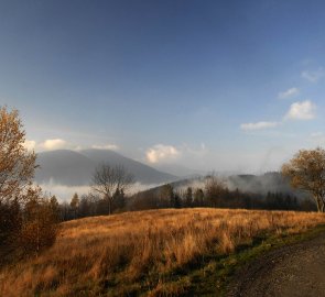 Pohled na horu Smrčina během výstupu na Lysou horu 1 323 m n. m.