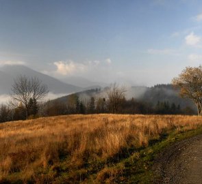 Pohled na horu Smrčina během výstupu na Lysou horu 1 323 m n. m.