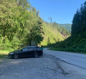 Parking by the road in Vrátná dolina