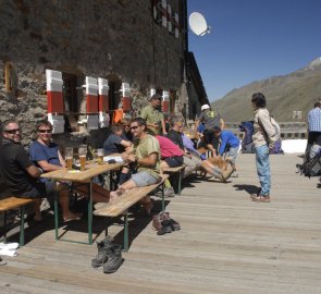 terasa chaty Martin Busch Hütte - letní terasa