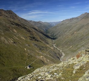 letecký pohled z hřebene Marzellkamm na údolí s chatou Martin Busch Hütte