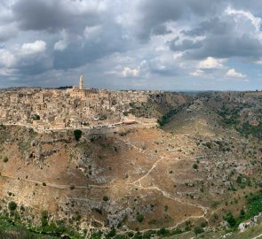 Pohled na město Matera a rokli pod ním