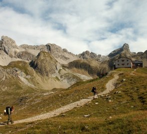 příchod po značené cestě k chatě Memminger Hütte