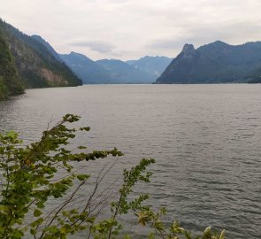 Pohled ze stezky na jižní část jezera Traunsee