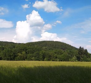 Milešovka a zámek v Milešově