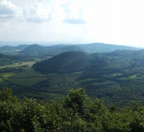 Výhled z rozhledny na Milešovce na České středohoří