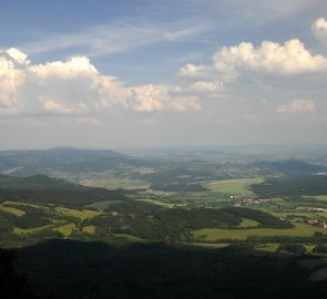 Výhled z rozhledny na Milešovce